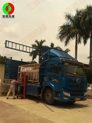 客戶訂購的多臺氣泡洗菜機裝車發貨，按期交付！