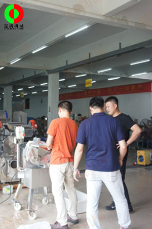 瓜果三維切丁機(jī)測試效果滿意，客戶付款購買隨車運(yùn)走！