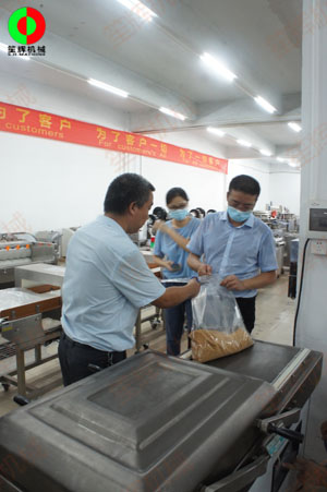 東莞客戶一行考察我司生產工廠，測試購買真空包裝機！