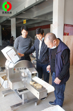 客戶來司現(xiàn)場測試酸筍切條加工設備!