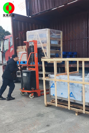 洗菜機和切菜機發(fā)往江西客戶！