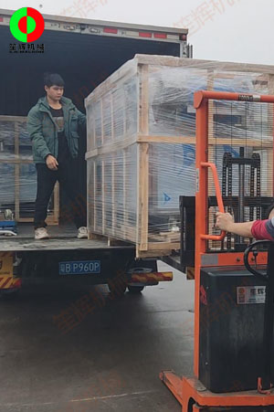 廣州鐘小姐定購的兩臺氣泡洗菜機按期交付！