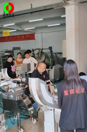 客戶來廠驗收測試一批蔬果加工設備！